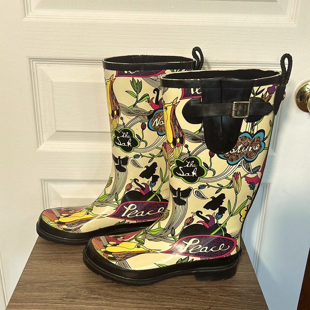 THE SAK WOMEN. WINTER BOOTS ART PRINTS PATTERNS PEACE in size 8
